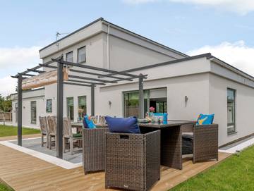 Cottage for 10 People in Freshwater, Isle of Wight, Photo 1