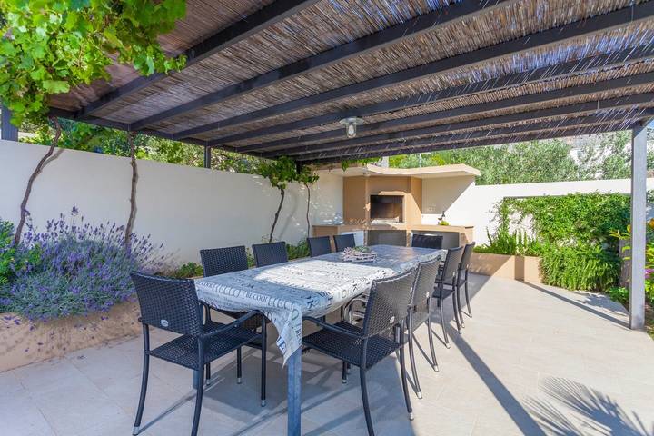 Ferienhaus für 10 Personen, mit Balkon/Terrasse und Garten sowie Pool in Makarska - 4
