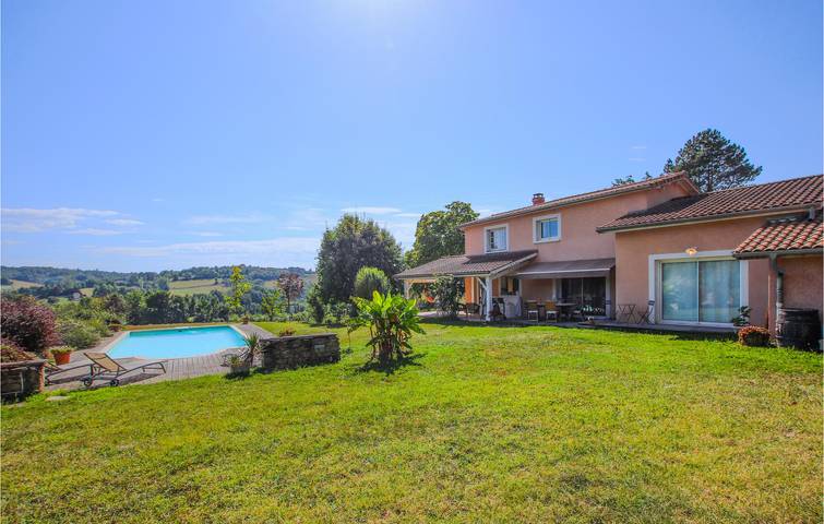 Gîte pour 8 personnes, avec piscine ainsi que jardin et terrasse à Montseveroux