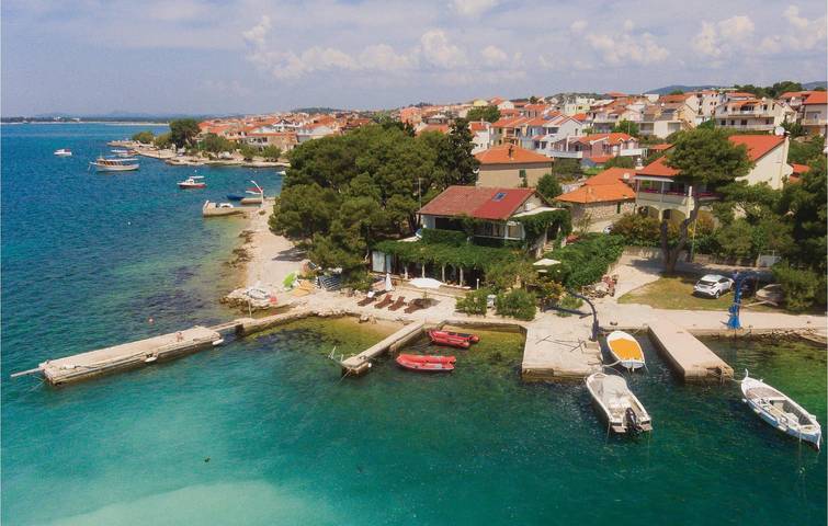 Gemütliche 90 m² große Wohnung mit Terrasse, Küche und WLAN, 600 m vom Strand entfernt in Brodarica, Šibenik-Knin