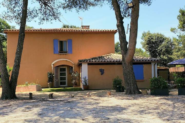 Appartement de vacances pour 2 personnes, avec jardin et terrasse, animaux acceptés à Nîmes
