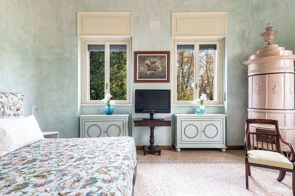 Exclusive villa with large park and swimming pool to 8 km from Cremona Lombardy in Martignana di Po, Cremona Province