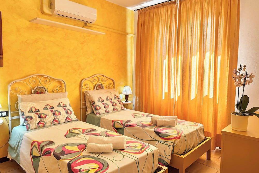 Ganze Wohnung, Geschmackvoll möblierte 3-Zimmer-Wohnung in direkter Seelage mit Pool und Privatstrand in Lezzeno, Comer See