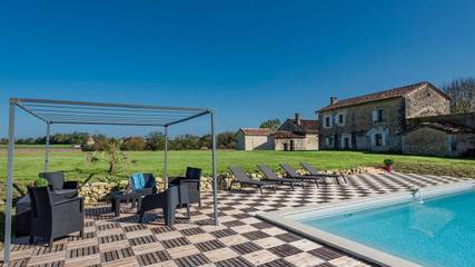 Gîte pour 7 personnes, avec terrasse ainsi que jardin et piscine à Champagne-et-Fontaine