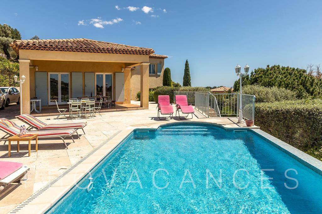 Lovely holiday home with pool and sea views in Ollioules in Ollioules, Region de Toulon