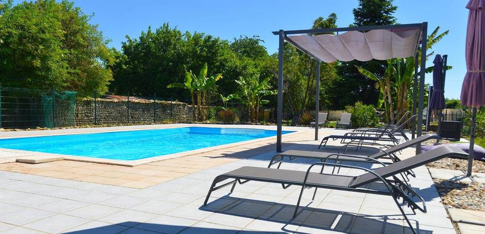 Gîte pour 2 personnes, avec Terrasse et Jardin ainsi que Piscine et Sauna à Bois (homonymie)