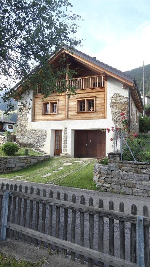 Chalet für 5 Personen, mit Balkon und Terrasse sowie Garten und Ausblick in Faido