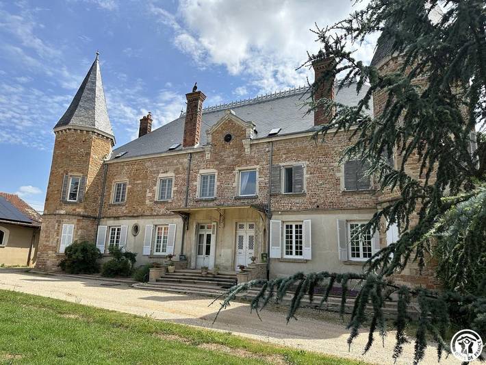 Gîte pour 6 personnes, avec piscine et terrasse ainsi que jardin et vue