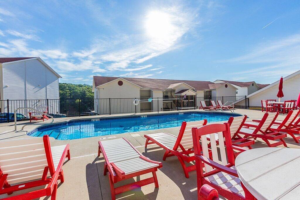 Ganze Wohnung, Lighthouse Landing 5-403 - Waterfront Condo with Screened Deck! in Lake Ozark, Lake of the Ozarks