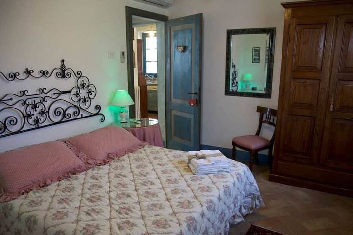 Appartement entier, Chalet typique en Ombrie avec Spa, jacuzzi, jardin, vue imprenable, parking in Collazzone, Province de Pérouse