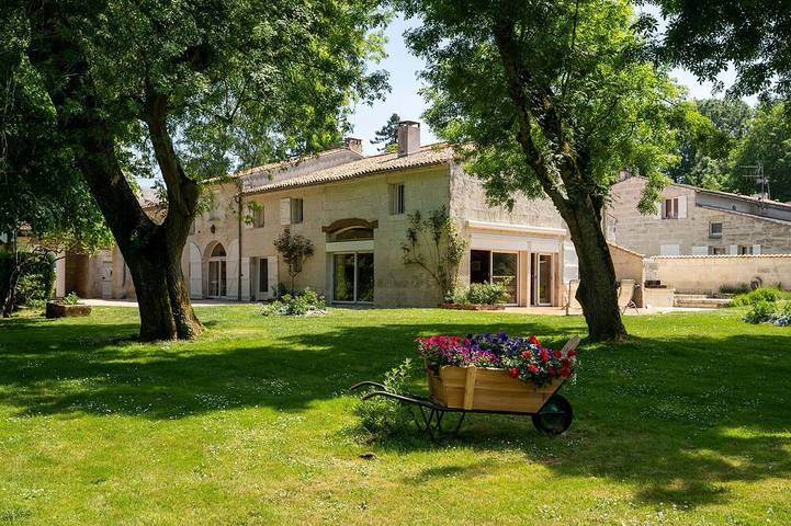 Location de vacances pour 21 personnes, avec Jacuzzi et Terrasse ainsi que Jardin et Sauna à Saint-Georges-des-Coteaux