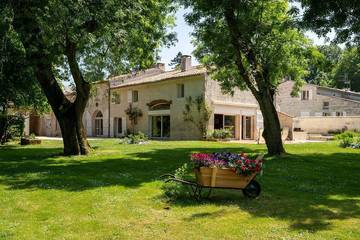 Gîte pour 20 personnes, avec sauna ainsi que jacuzzi et jardin à Saint-Georges-des-Coteaux