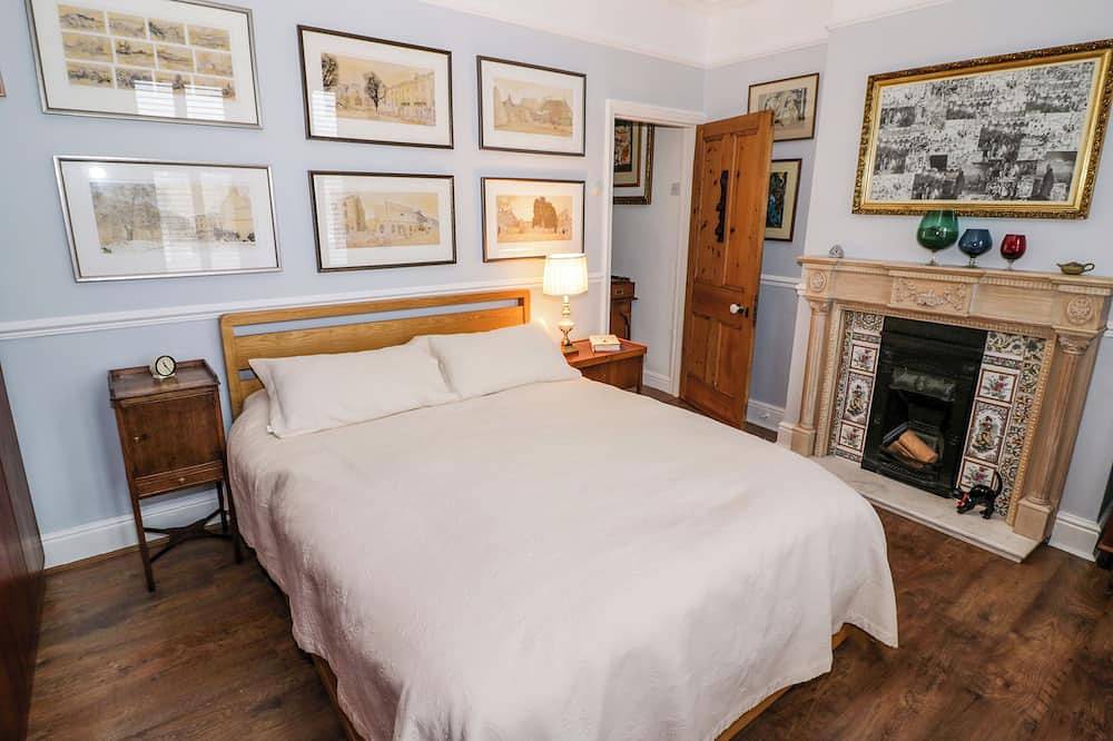 The Gables, pet friendly, character holiday cottage in Rugby in Warwickshire
