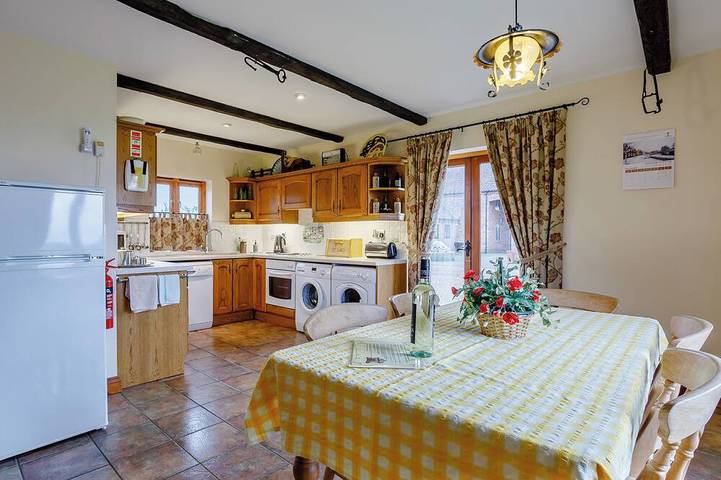 Cottage for 5 people, with garden and pool as well as hot tub in Norfolk