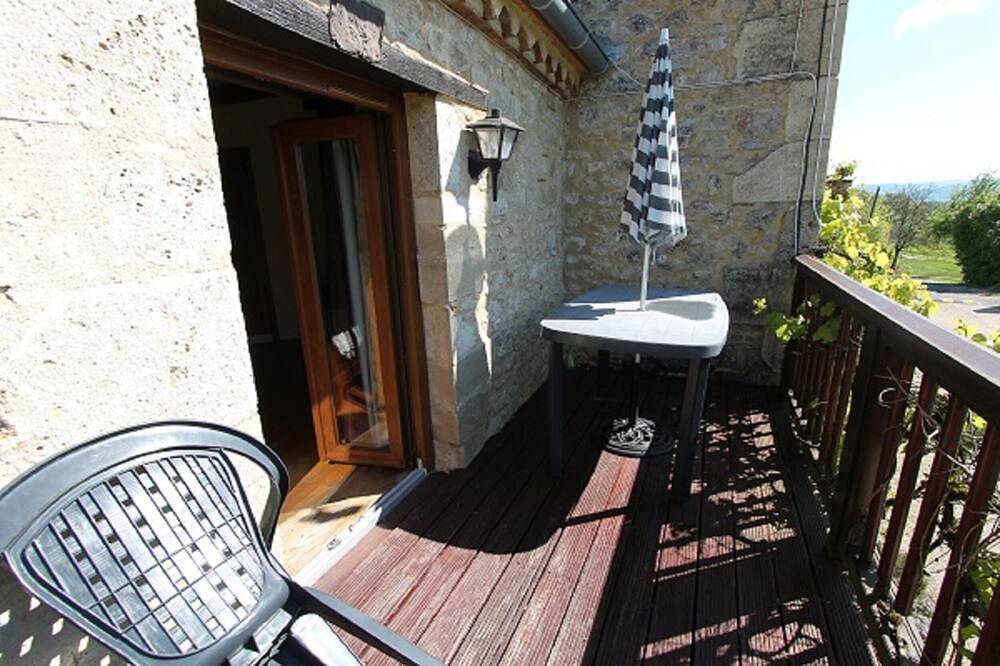 Beautiful Cottage for maximum 4 people overlooking the Dordogne Valley in Puybrun, Lot