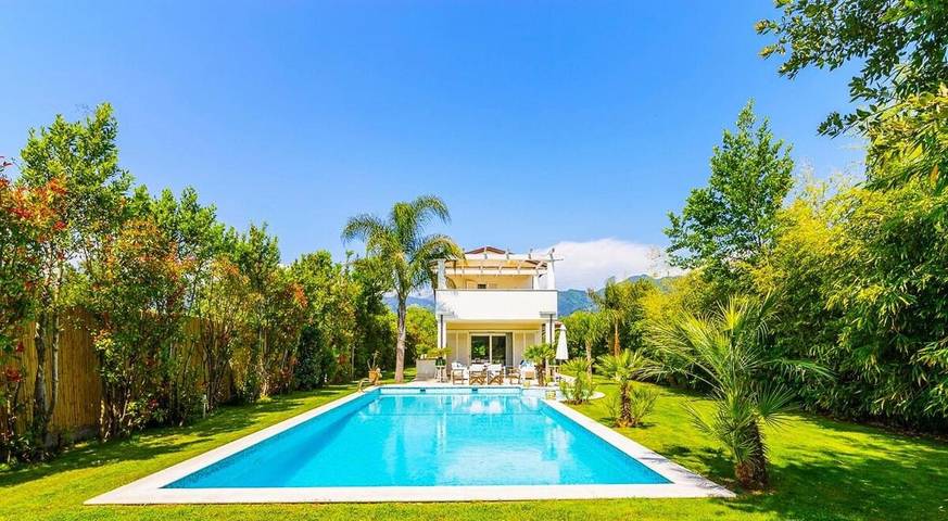 Villa con piscina per 8 persone, con Balcone e Idromassaggio nonché Terrazza e Giardino a Forte dei Marmi