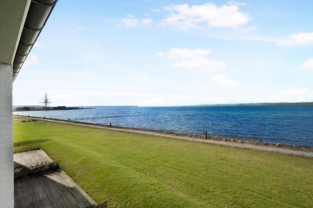 Helle und gut ausgestattete Ferienwohnung im 1. Stock mit Panoramablick über die Ebeltoft Bucht – direkt am Hotel Ebeltoft Strand in Ebeltoft (Stadt), Ebeltoft