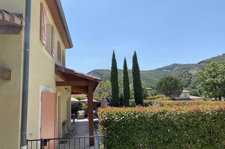 Comfortable air-conditioned villa with private heated pool in private residence. in Vallon-Pont-d'Arc, Ardèche