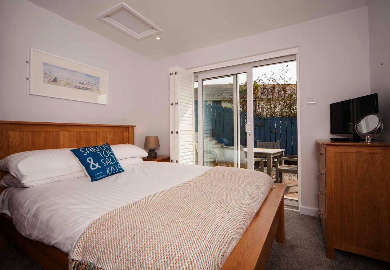 Entire apartment, Two-Bedroom Apartment with sea view- No Dogs in Mawgan Porth, Cornwall