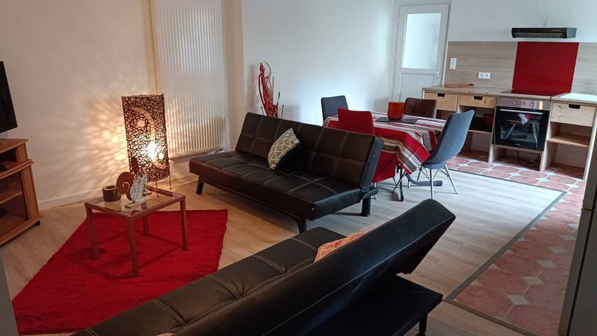 Holiday Home 'Le Gîte Écureuil' with Private Terrace, Garden & Wi-Fi in L'Île-Bouchard, Loiredalen