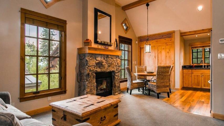 Vacation rental for 25 people, with hot tub and pool as well as yard in Truckee