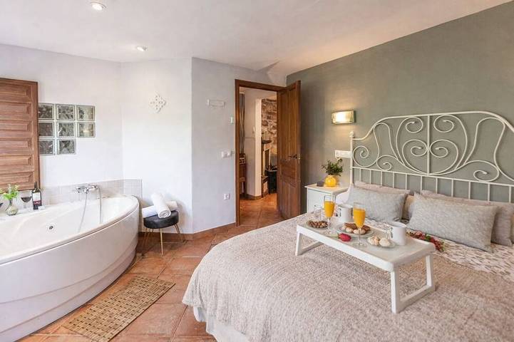 Jacuzzi dans la chambre avec vue sur la montagne, barbecue et cheminée in Teverga, Chaîne Cantabrique