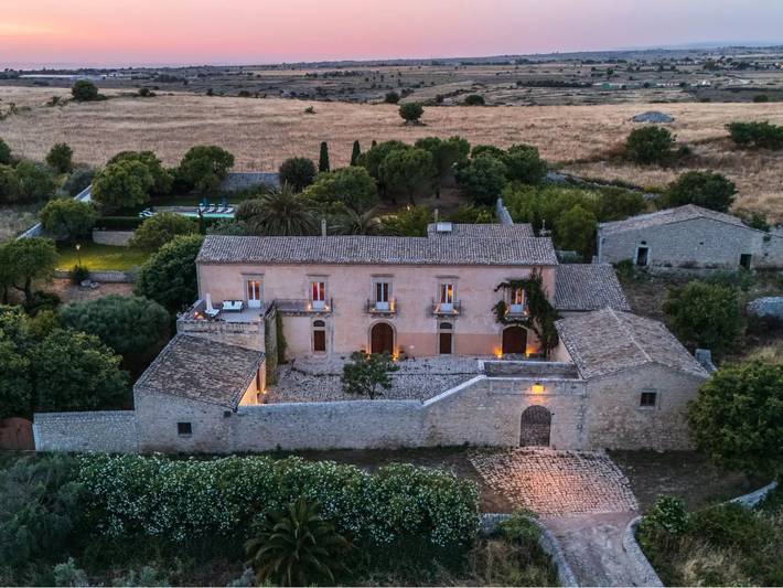 Villa for 8 people, with yard and pool in Ragusa