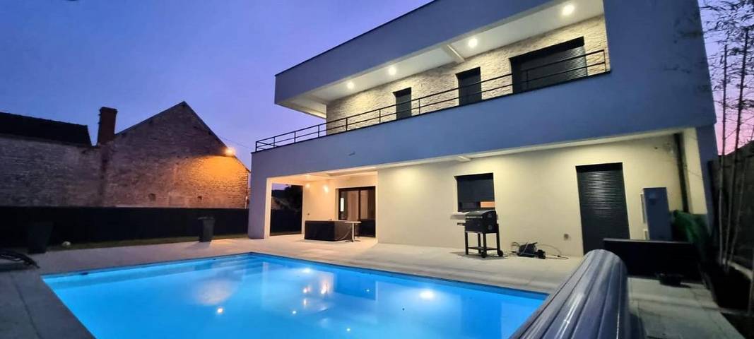 Location de vacances pour 6 personnes, avec Balcon et Terrasse ainsi que Jardin et Piscine dans Norges-la-Ville