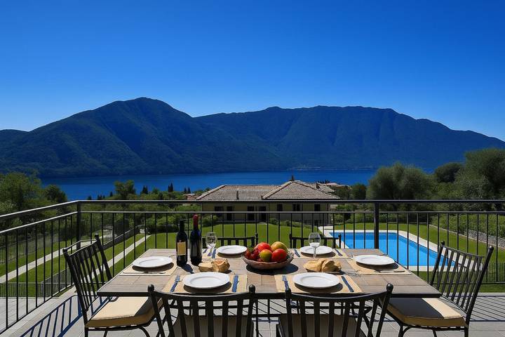 Appartement de vacances pour 4 personnes, avec terrasse ainsi que vue sur le lac et piscine