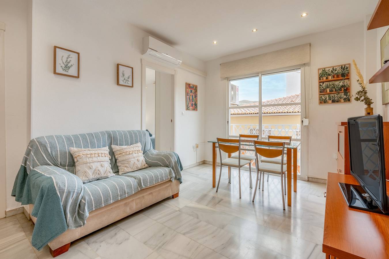 Apartamento entero, Apartamento 'Luminoso Y Acogedor' con vistas a la montaña, Wi-Fi y aire acondicionado in Entorno de Sierra Nevada, Cenes de la Vega