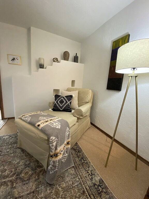 Sunlit 3 bedroom, enclosed dog friendly yard in quiet neighborhood in Santa Fe, Santa Fe County