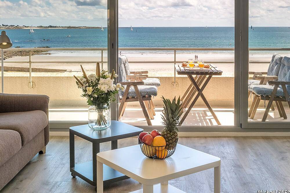 Appartement entier, Spacieux studio terrasse, mer à 700m commerces, parking privé, Wi-Fi inclu in Larmor-Plage, Côte des Mégalithes