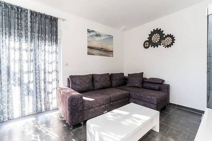 Ferienhaus für 6 Personen, mit Terrasse und Pool in Obrovac