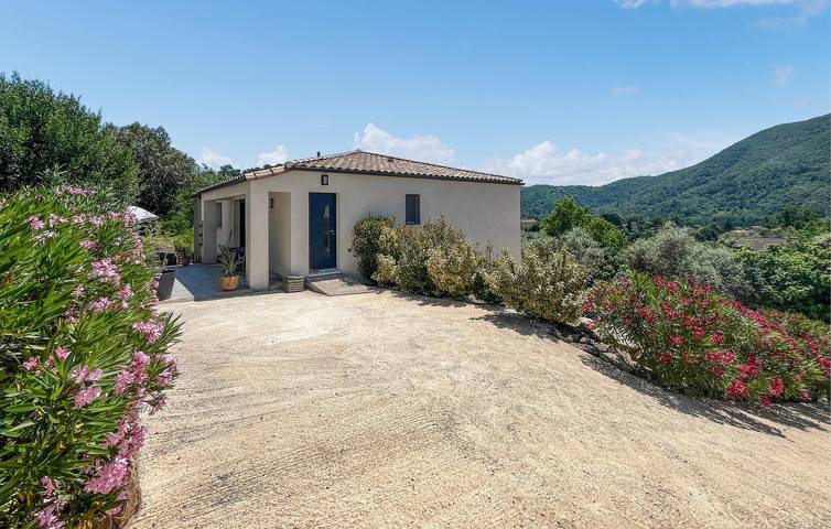 Location de vacances pour 6 personnes, avec jardin ainsi que piscine et terrasse à Saint-Florent-sur-Auzonnet