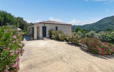 Gîte pour 6 personnes, avec piscine ainsi que terrasse et jardin à Saint-Florent-sur-Auzonnet