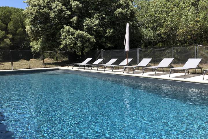 Location de vacances pour 8 personnes, avec Terrasse ainsi que Jardin et Piscine à Lourmarin