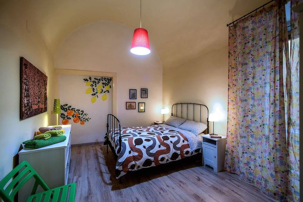 Geheel appartement, In het historische centrum van Salerno, op een steenworp afstand van de kust van Amalfi in Salerno, Tyrrhenische kust Campania