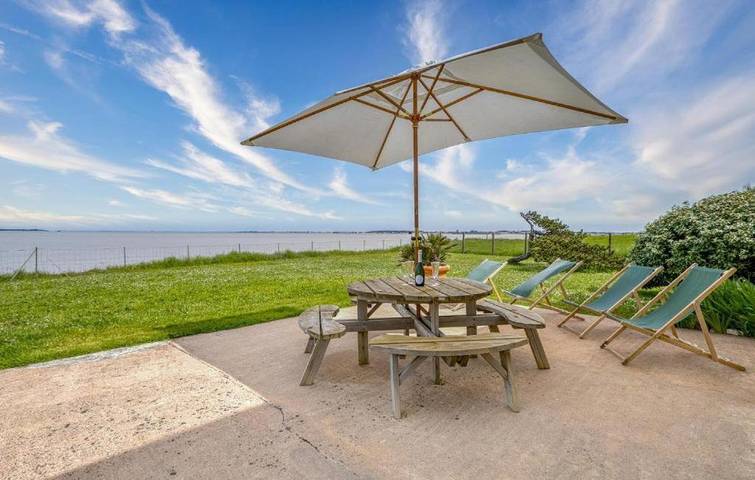 Location de vacances pour 8 personnes, avec jardin et vue, adapté aux familles à Port-des-Barques - 2