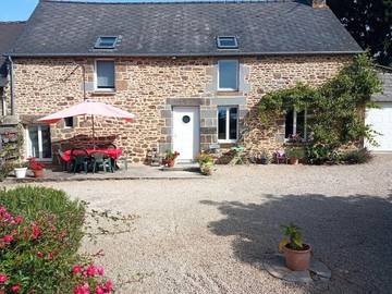 Gîte pour 7 personnes, avec jardin et jacuzzi, animaux acceptés à Bonnemain