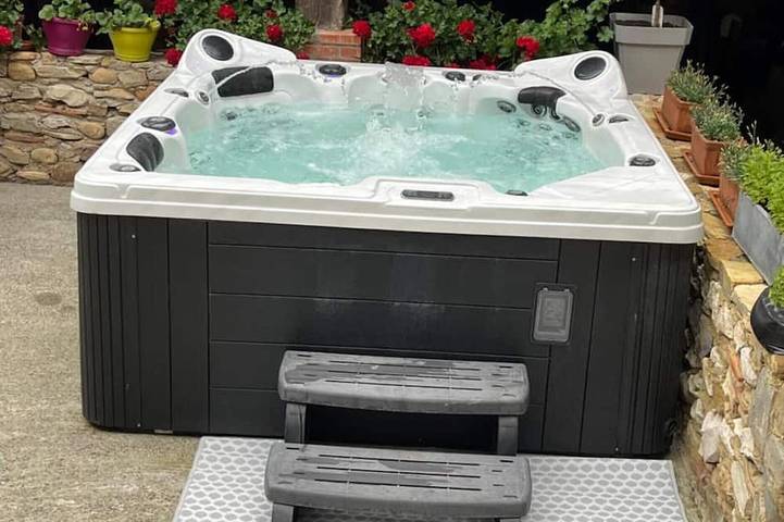 Location de vacances pour 2 personnes, avec jacuzzi ainsi que piscine et jardin à Vielleségure