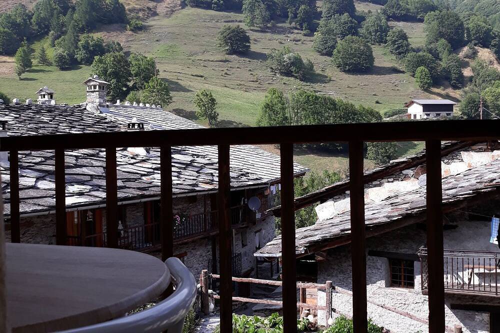 Baita  in caratteristico villaggio montano in Bellino, Provincia di Cuneo