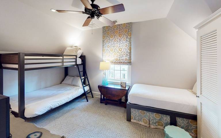 Vacation house for 8 people, with balcony and pool in Seaside