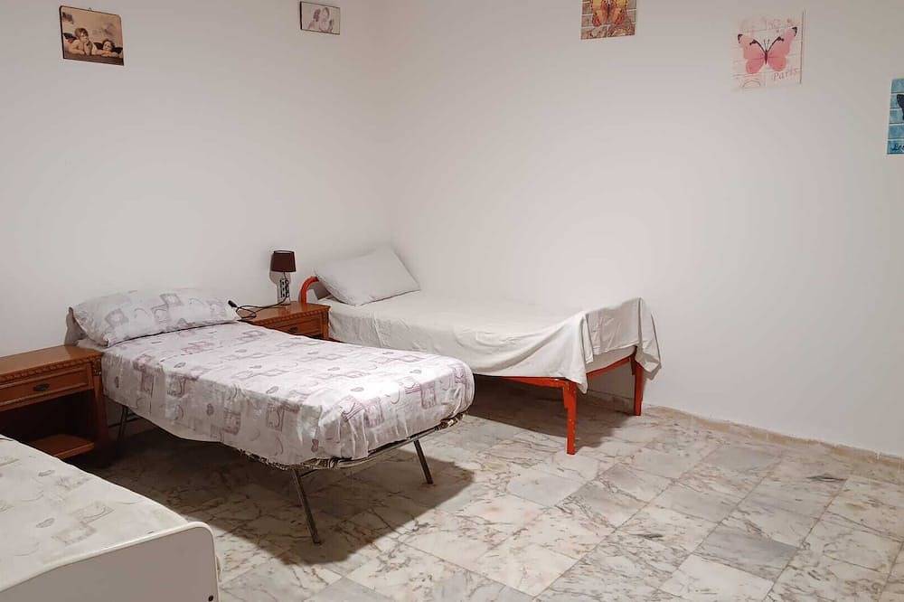 Apartamento entero, The house is located 100m from the sea complete with Wifi Tv and air conditioning in Bova Marina, Costa Ionica Calabria