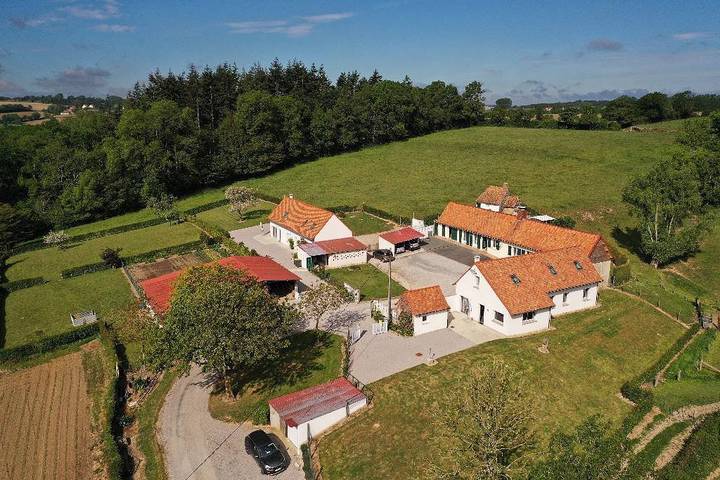 Gîte pour 24 personnes, avec jardin et terrasse dans Henneveux
