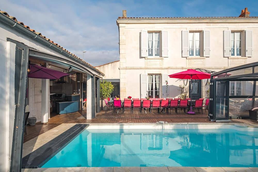 Villa 4 * piscina cubierta climatizada jacuzzi mesa de billar fútbol mar playa pueblo in Angoulins, Región de La Rochelle