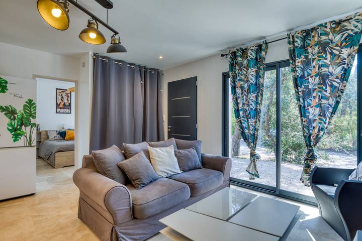 Holiday Home “Nestled Among the Pines” with Wi-Fi and Air Conditioning in Saint-Bauzille-de-Montmel, Medelhavskusten (Frankrike)