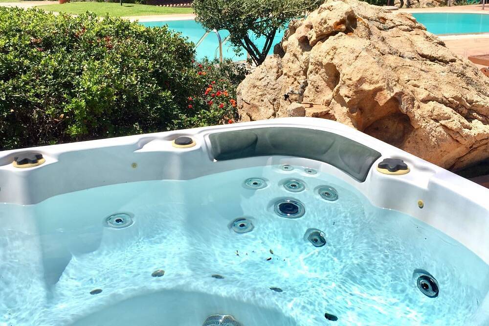 Ganze Wohnung, Gartenhaus mit Panoramablick auf das Meer, Pool, 5 Minuten vom Strand entfernt in Lu Fraili di Sopra, San Teodoro