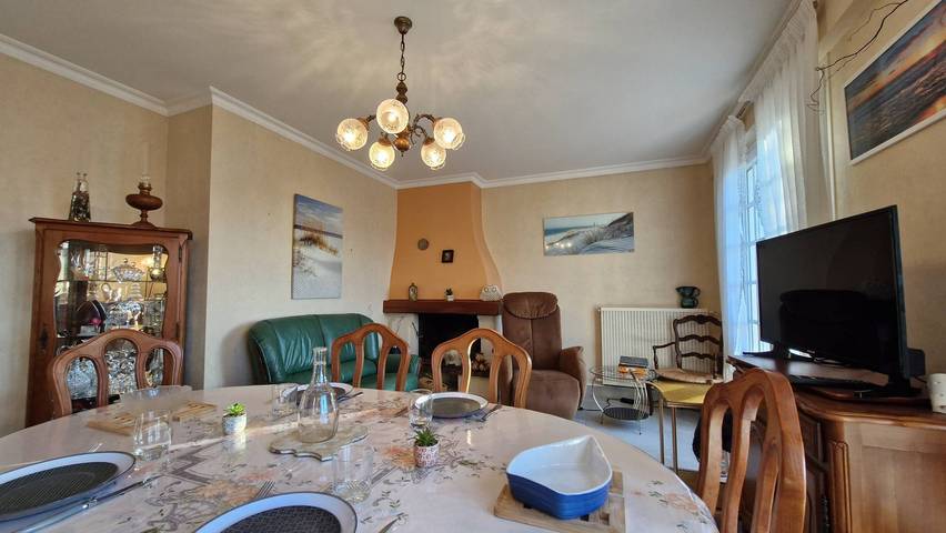 Royan – Vintage House with enclosed garden – Fully Equipped and authentic in Royan, Côte de Beauté