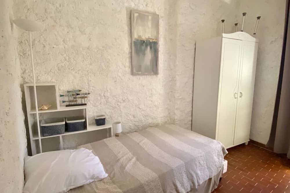 Espace,soleil et liberté : 4 terrasses , jardin privatif .Chambres climatisées. in Propriano, Arrondissement de Sartène