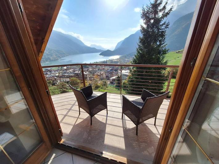 Ferienwohnung für 5 Personen, mit Balkon und Terrasse sowie Garten und Seeblick in Molveno